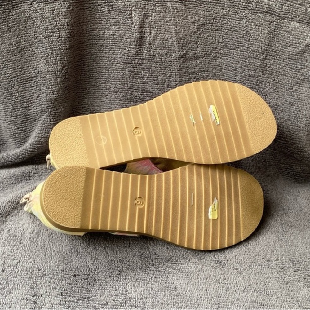 Very G Sandal’s Shoes Women’s Size 6 Flats Blue Yellow Pink Print Back Zip - Picture 9 of 10